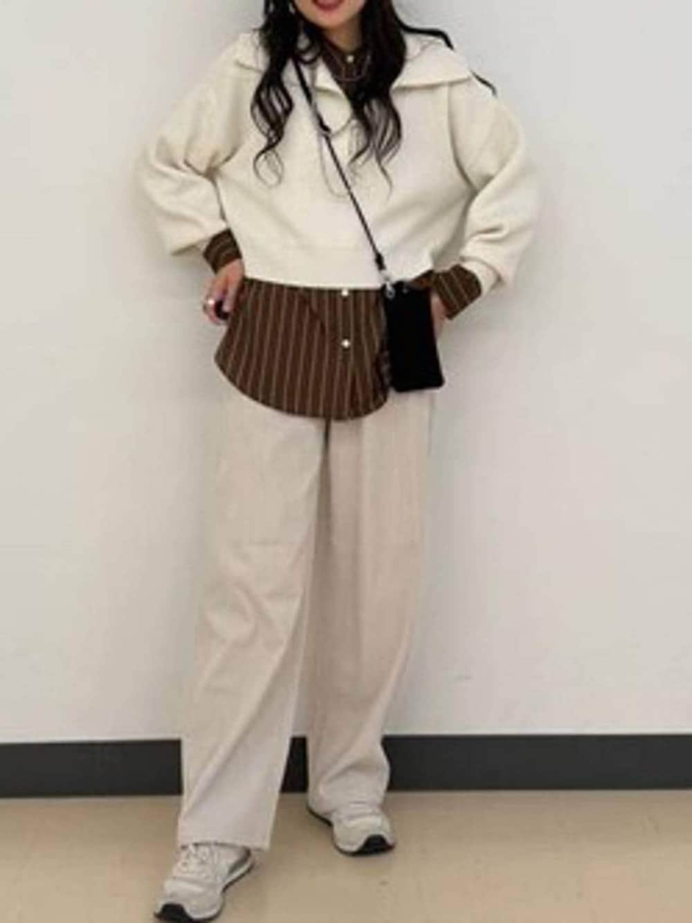 ブラウン系のシャツ/ブラウス、グレー系のその他パンツ、ホワイト系のニット/セーターを着用したレディースの冬コーディネートの6枚目の写真