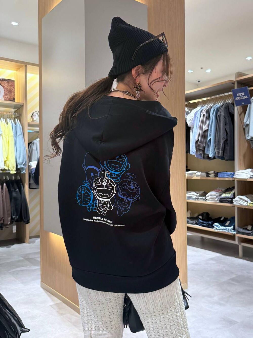 ブラック系のTシャツ/カットソー、ホワイト系のその他パンツ、ブラック系のボストンバッグを着用したレディースの春コーディネートの4枚目の写真