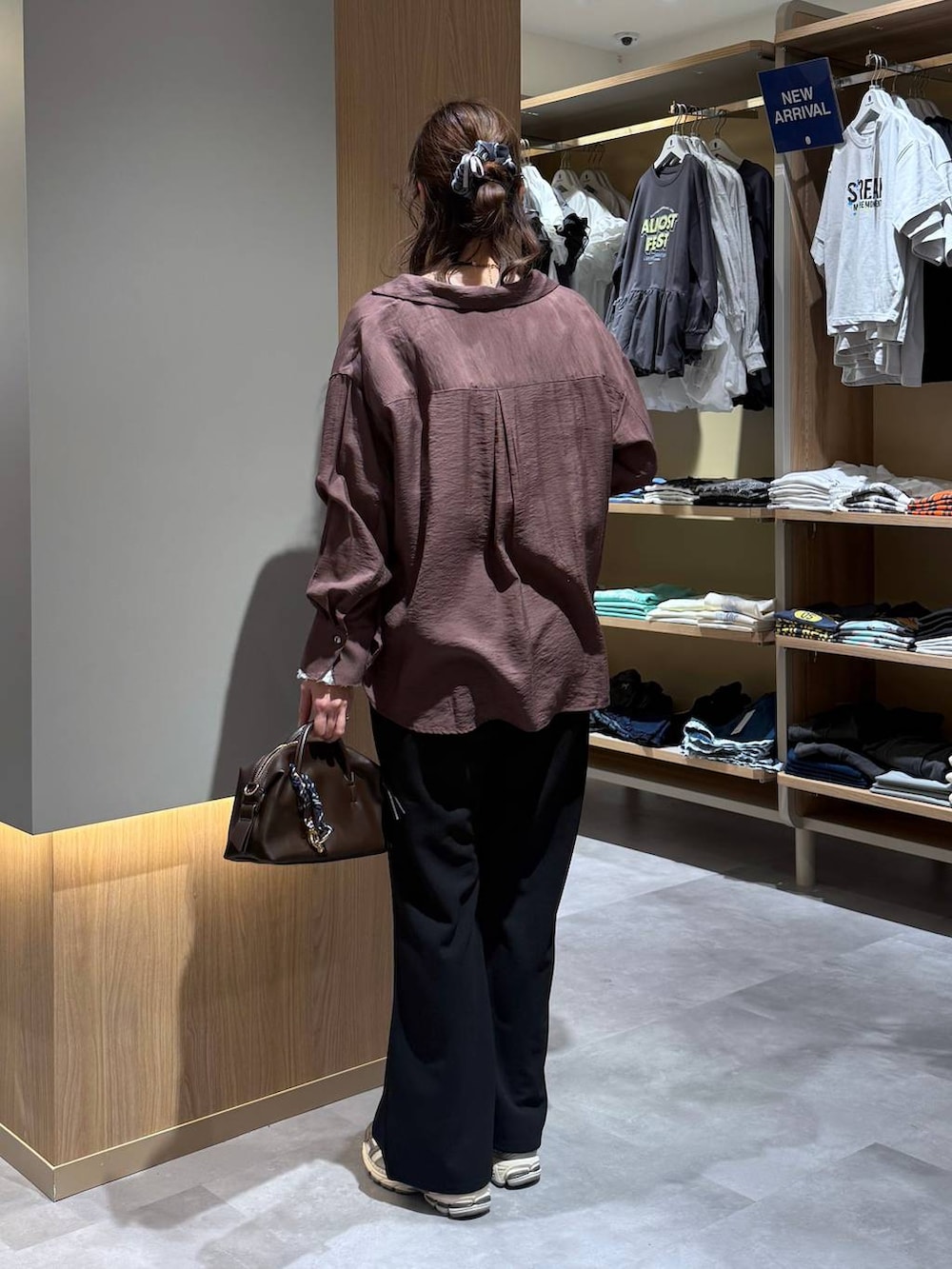 ホワイト系のTシャツ/カットソー、ブラック系のその他パンツ、ブラック系のボストンバッグを着用したレディースの春コーディネートの4枚目の写真