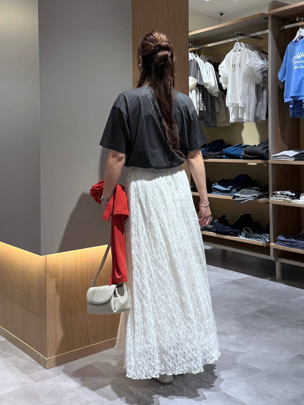 ベージュ系のショルダーバッグ、オレンジ系のカーディガン/ボレロ、グレー系のTシャツ/カットソーを着用したレディースの夏コーディネートの4枚目の写真