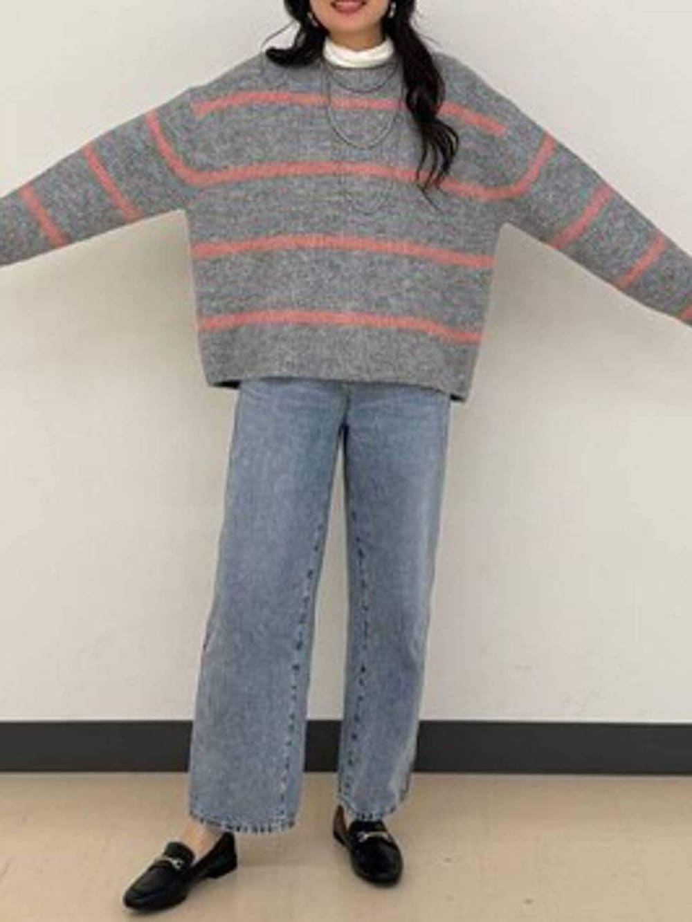 ブラック系のローファー、ブルー系のデニムパンツ、ホワイト系のTシャツ/カットソーを着用したレディースの冬コーディネートの6枚目の写真