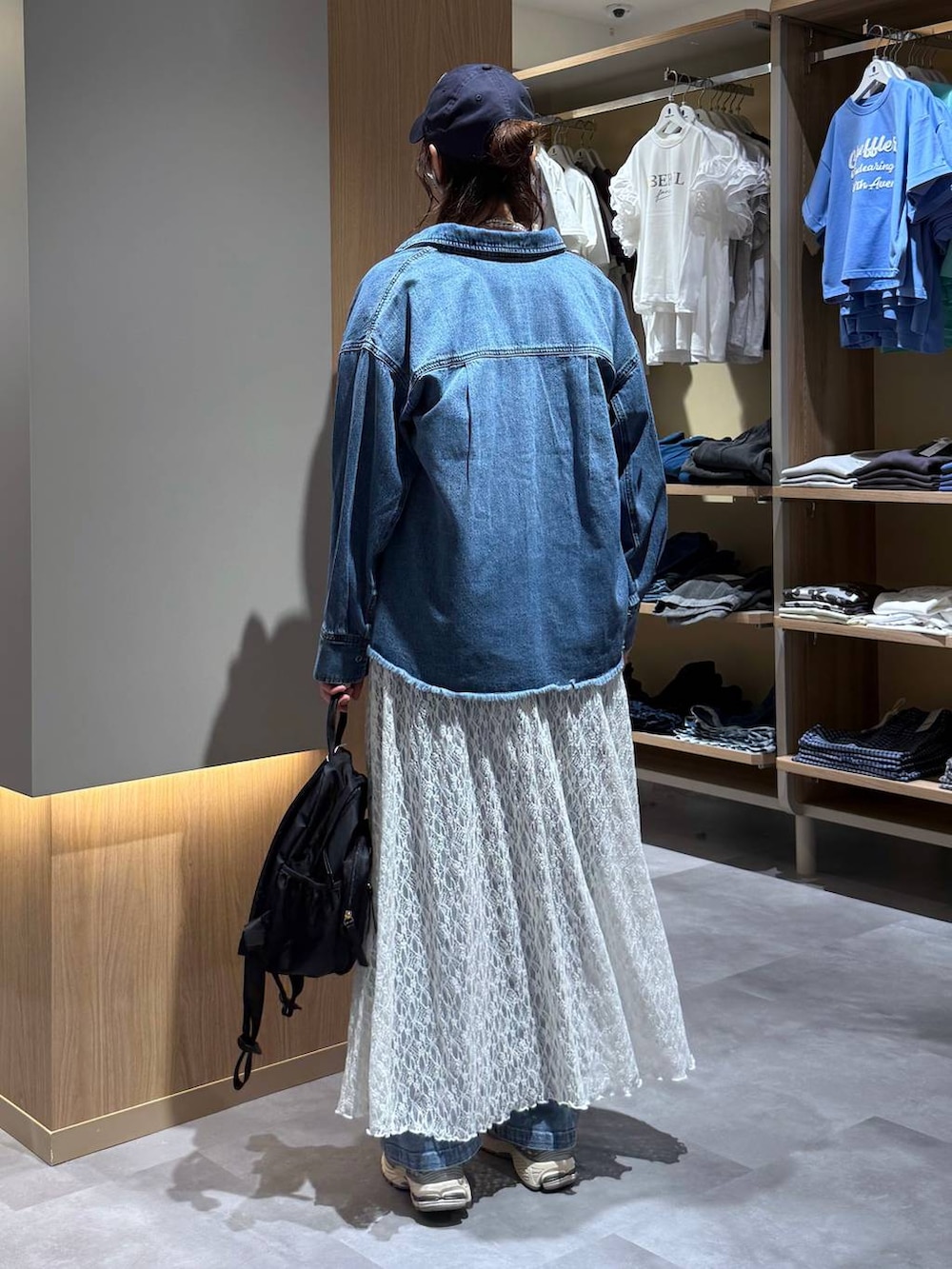 ブルー系のシャツ/ブラウス、ブルー系のデニムパンツ、ベージュ系のTシャツ/カットソーを着用したレディースの夏コーディネートの8枚目の写真