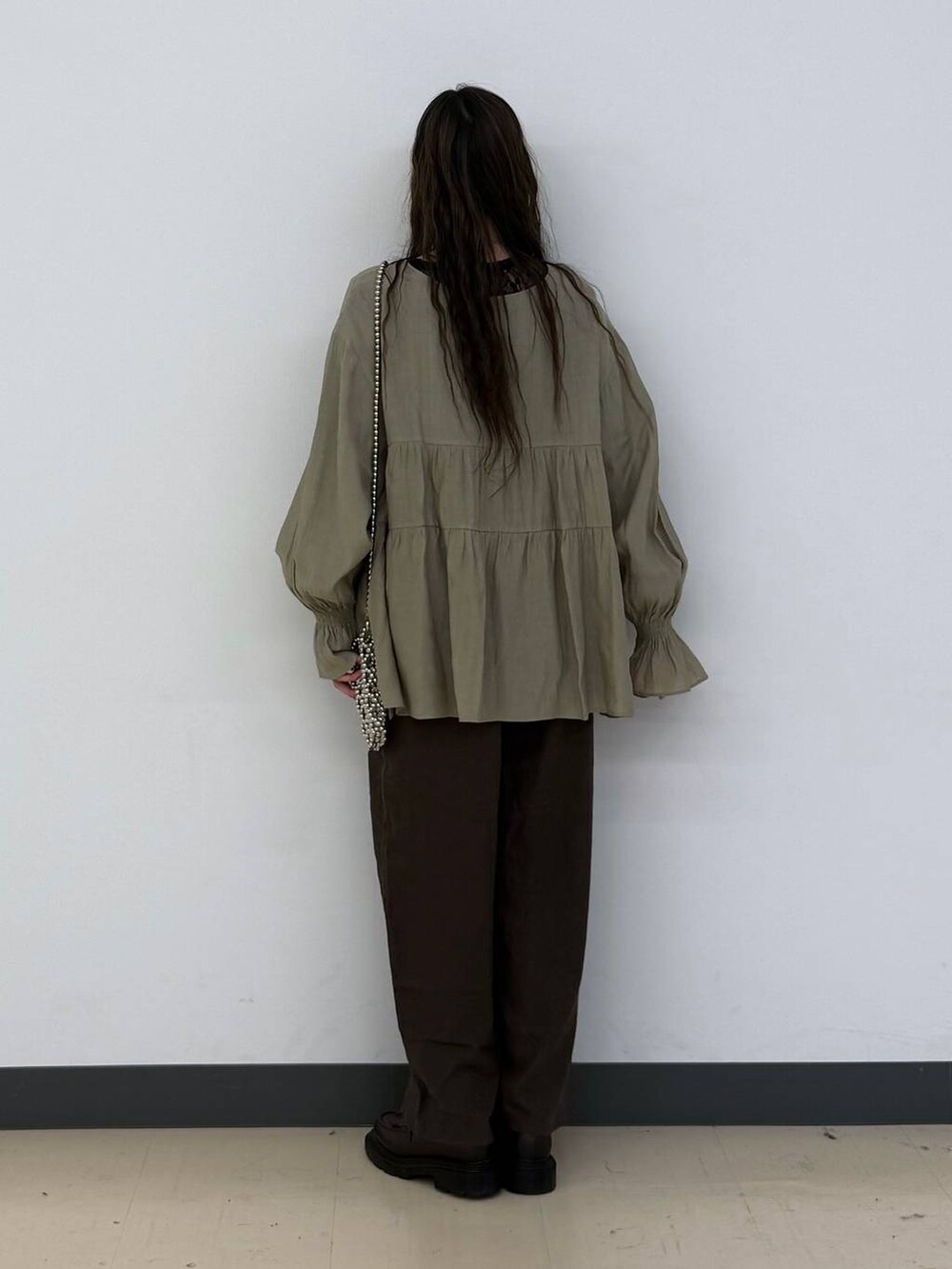 ブラウン系のその他パンツ、ブラック系のその他トップスを着用したレディースの春コーディネートの5枚目の写真