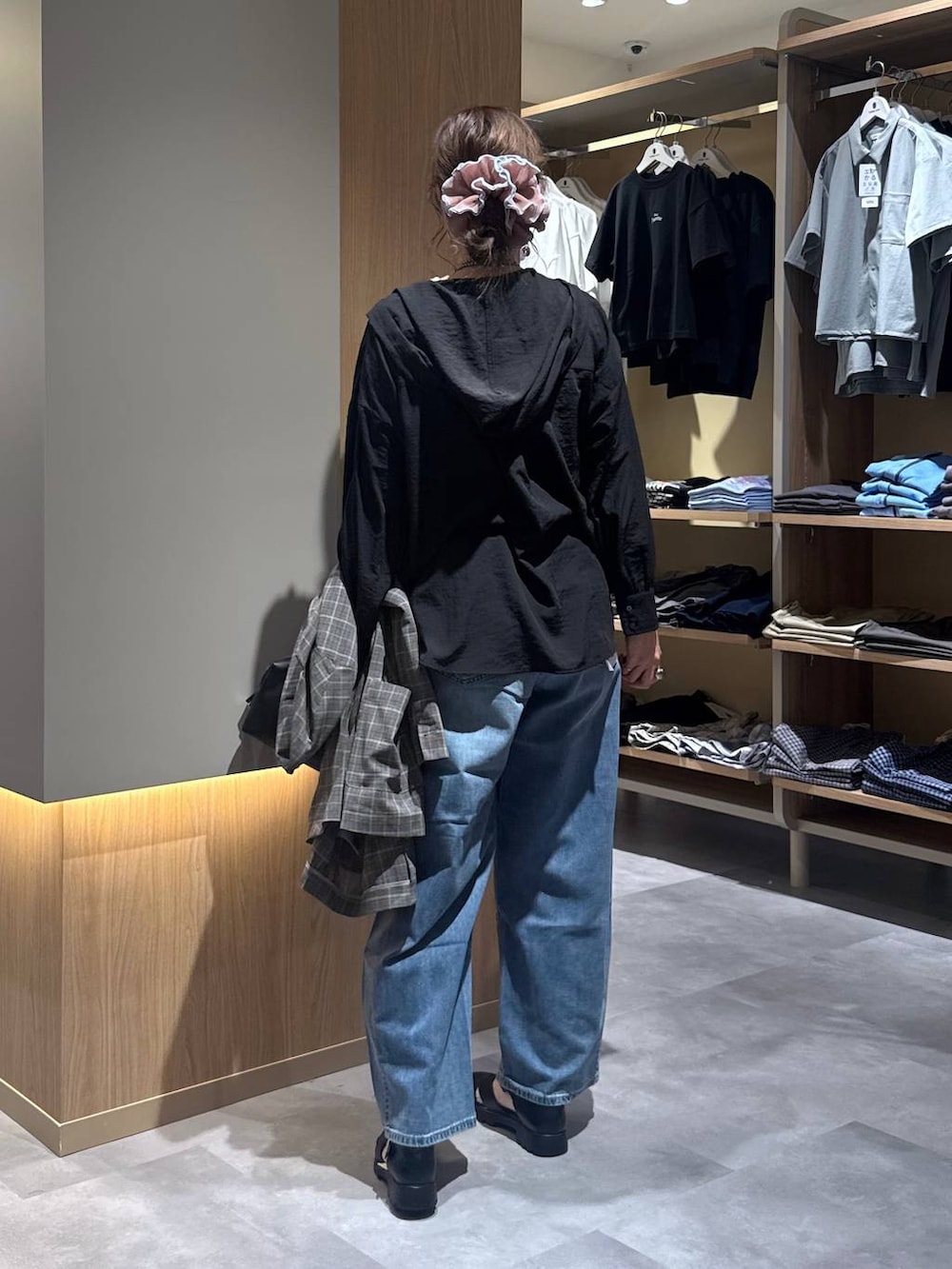 ブルー系のデニムパンツ、グレー系のテーラードジャケット、ホワイト系のタンクトップを着用したレディースの夏コーディネートの4枚目の写真