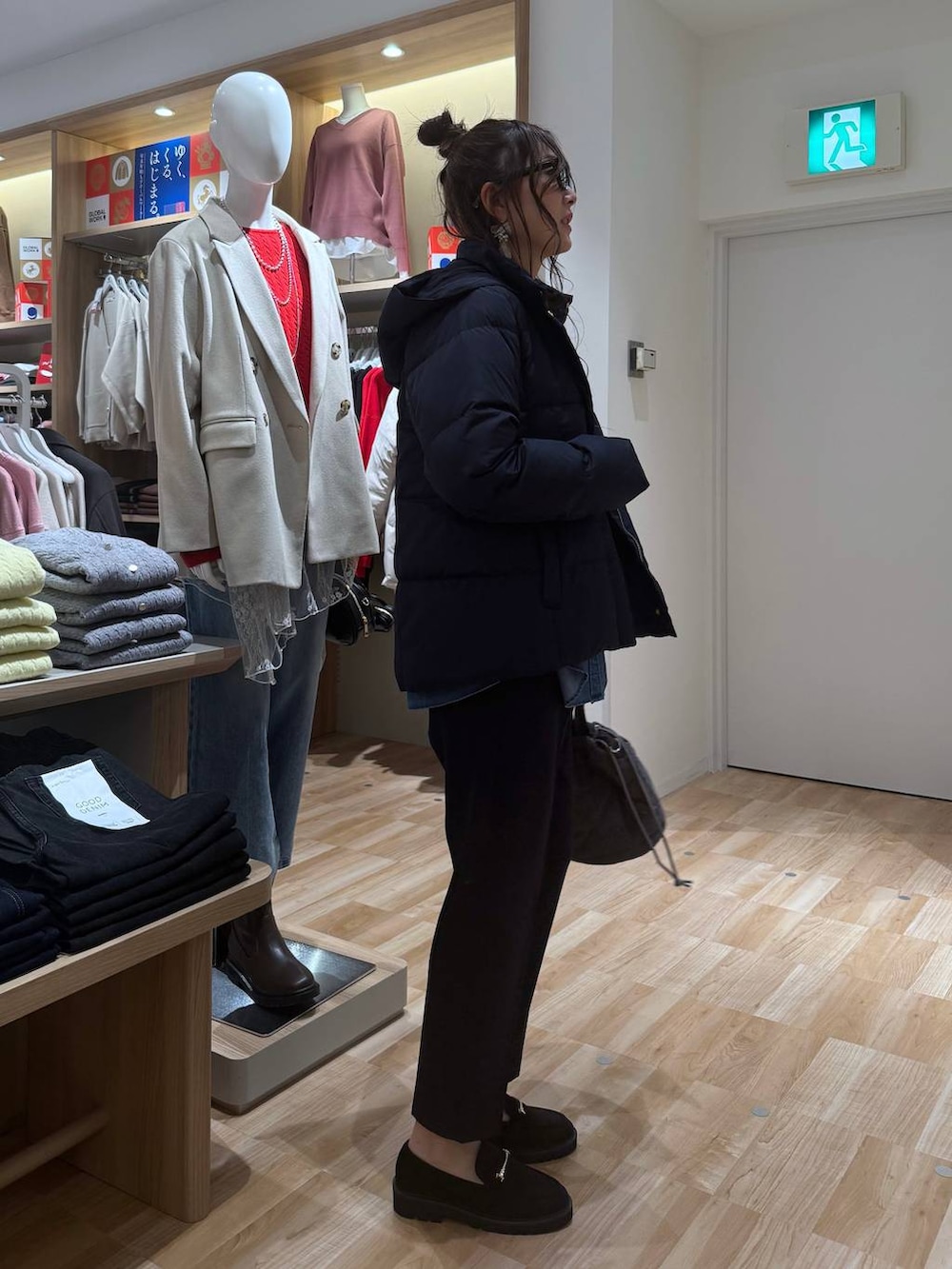 ブルー系のダウンジャケット/コート、ブルー系のシャツ/ブラウス、ブルー系のその他パンツを着用したレディースの春コーディネートの7枚目の写真