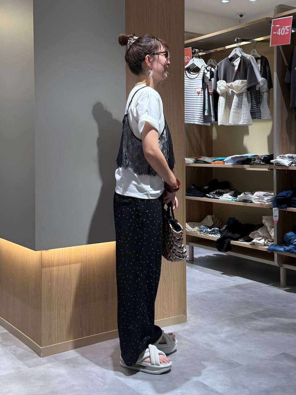 その他のその他パンツ、ブラック系のボディバッグ/ウエストポーチ、その他のかごバッグを着用したレディースの夏コーディネートの4枚目の写真
