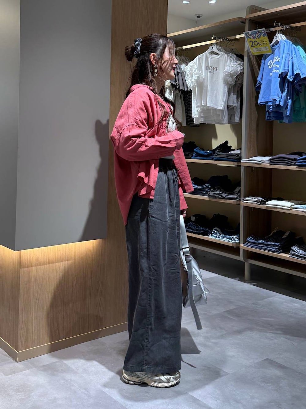 ピンク系のシャツ/ブラウス、ホワイト系のTシャツ/カットソー、シルバー系のショルダーバッグを着用したレディースの夏コーディネートの3枚目の写真