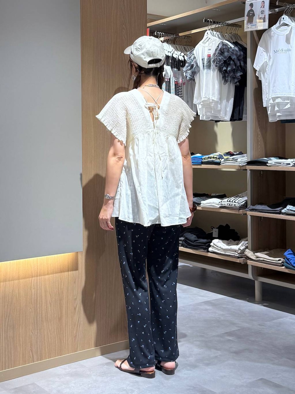 ベージュ系のシャツ/ブラウス、ブラウン系のサンダル、シルバー系のネックレスを着用したレディースの夏コーディネートの4枚目の写真