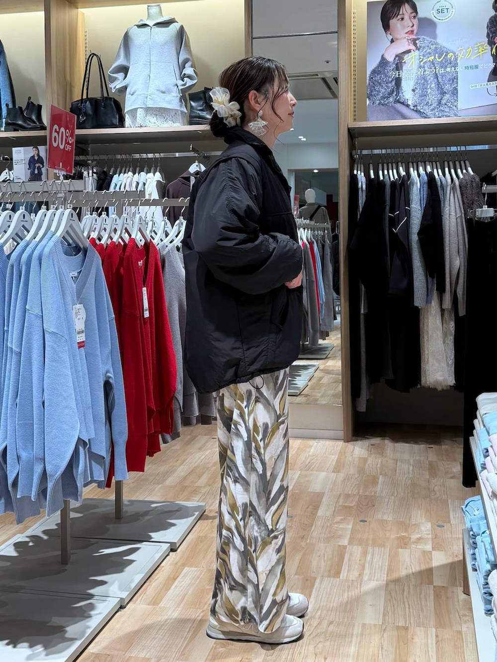 ブラック系のブルゾン、ホワイト系のニット/セーター、ベージュ系のその他パンツを着用したレディースの冬コーディネートの7枚目の写真