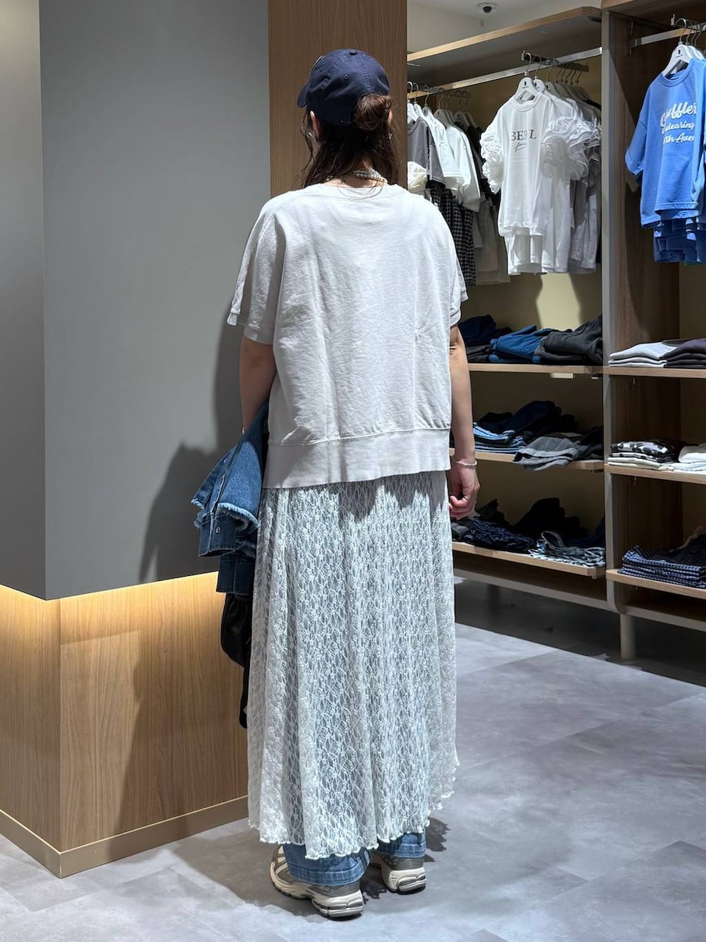ブルー系のシャツ/ブラウス、ブルー系のデニムパンツ、ベージュ系のTシャツ/カットソーを着用したレディースの夏コーディネートの4枚目の写真