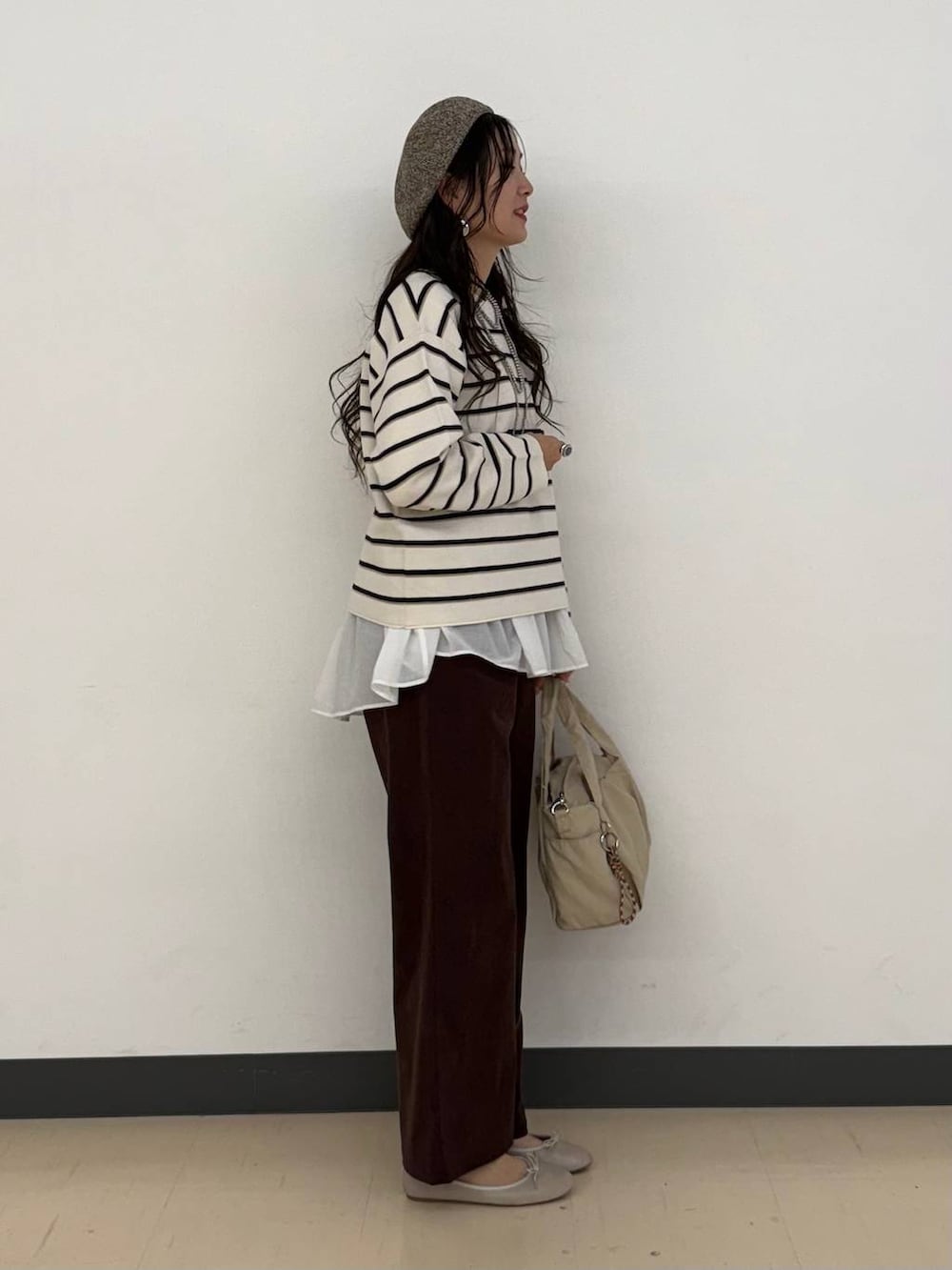 ホワイト系のバレエシューズ、ベージュ系のトートバッグ、ブラウン系のその他パンツを着用したレディースの冬コーディネートの4枚目の写真