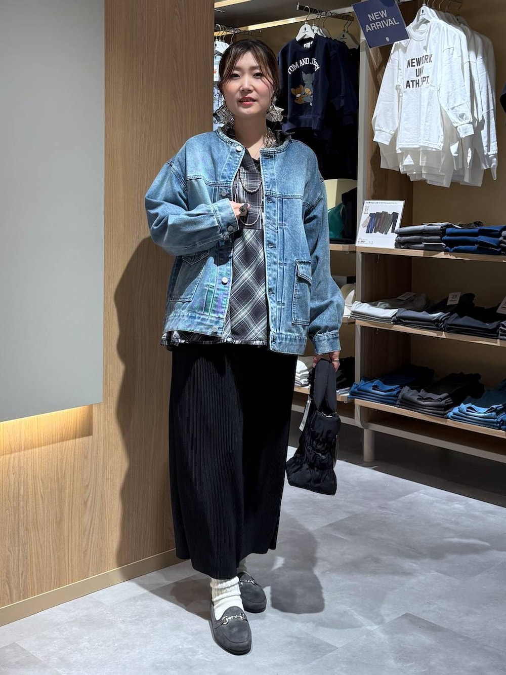 グレー系のローファー、ブルー系のデニムジャケット、ブラック系のシャツ/ブラウスを着用したレディースの冬コーディネートの2枚目の写真