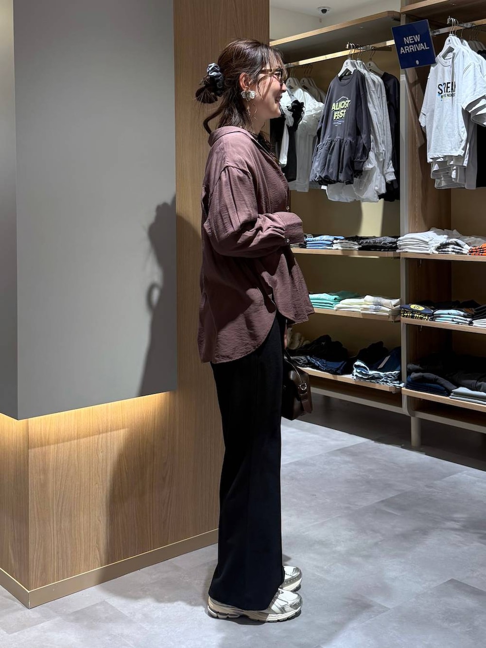 ホワイト系のTシャツ/カットソー、ブラック系のその他パンツ、ブラック系のボストンバッグを着用したレディースの春コーディネートの3枚目の写真