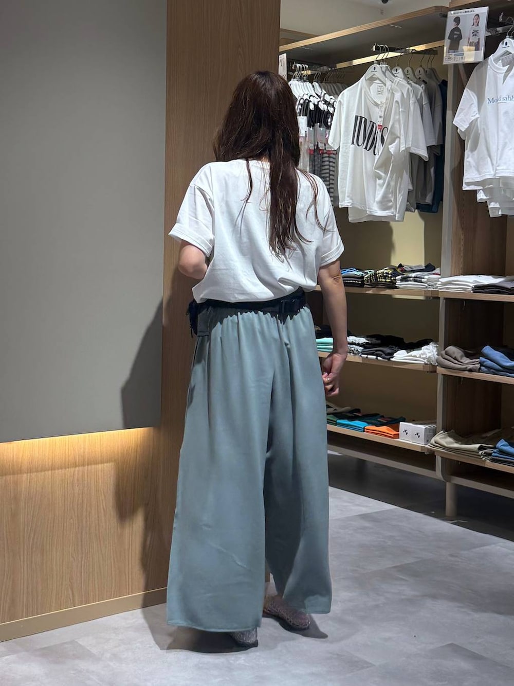 グリーン系のその他パンツ、ブラック系のボディバッグ/ウエストポーチ、シルバー系のサンダルを着用したレディースの夏コーディネートの4枚目の写真