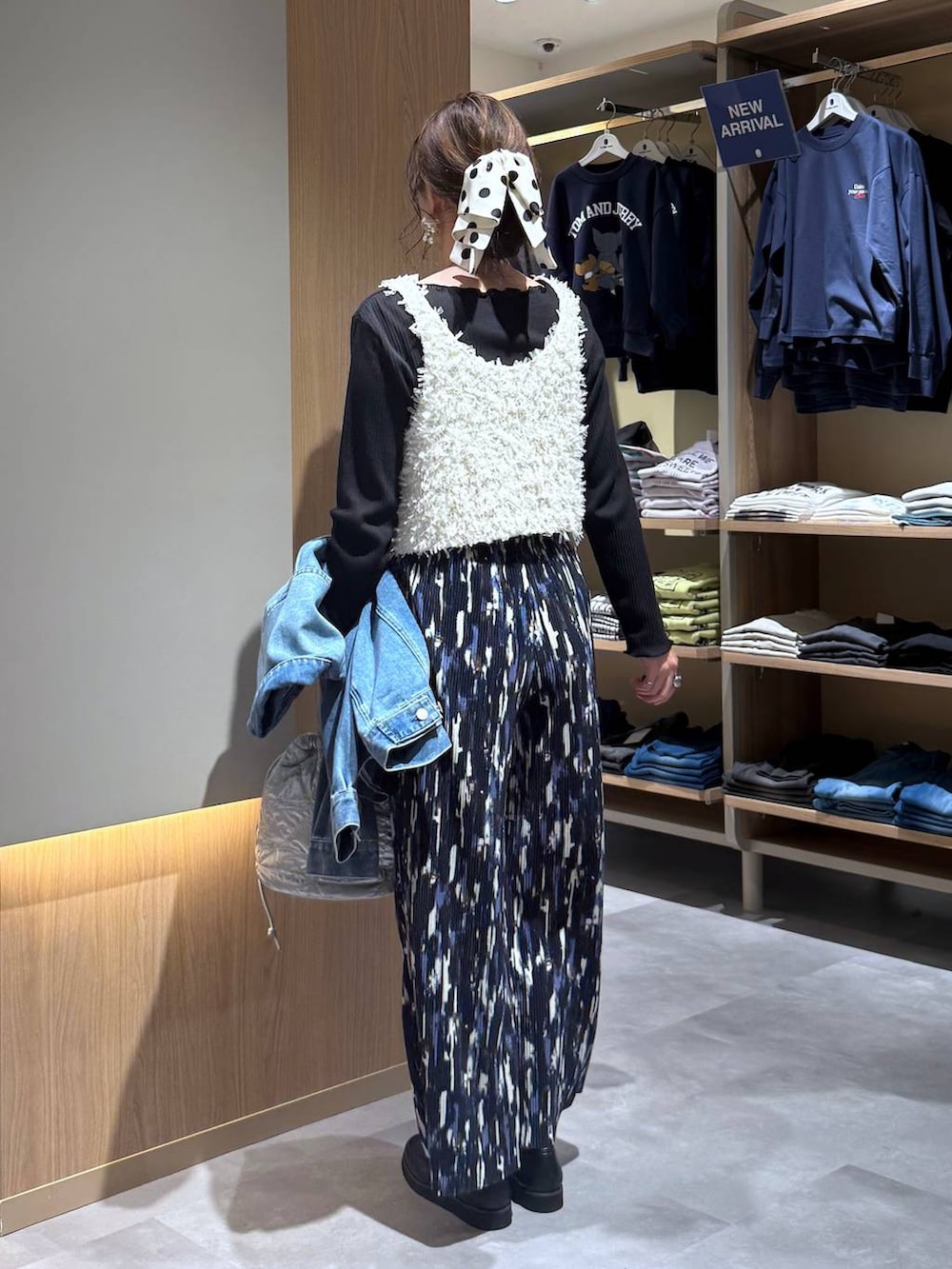 ブラック系のローファー、シルバー系のハンドバッグ、ブルー系のデニムジャケットを着用したレディースの春コーディネートの8枚目の写真