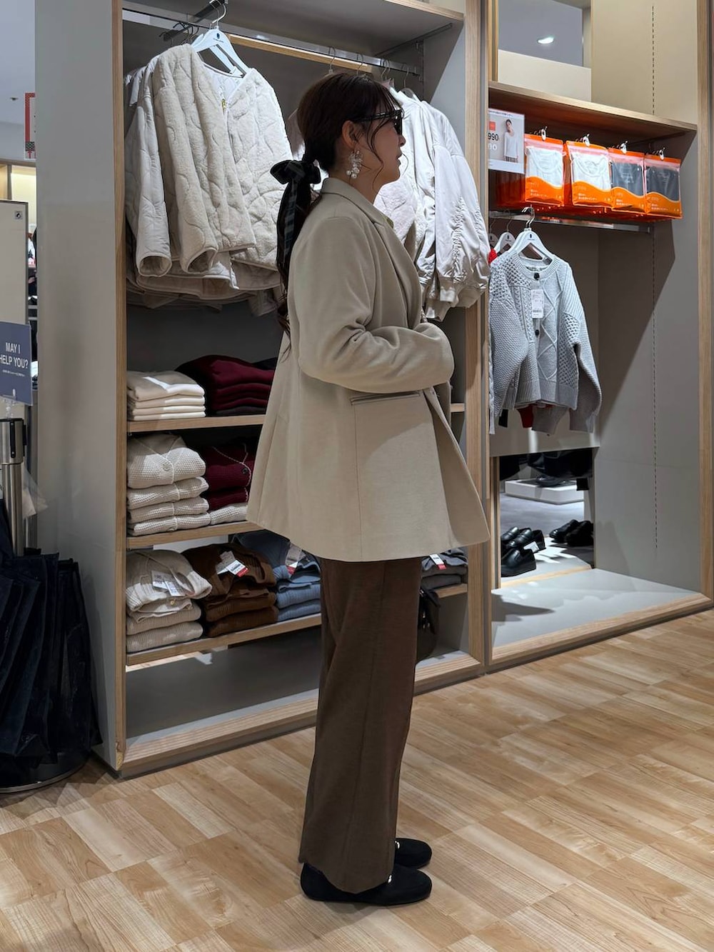 イエロー系のシャツ/ブラウス、ブラウン系のスウェット、ブラウン系のその他パンツを着用したレディースの春コーディネートの4枚目の写真