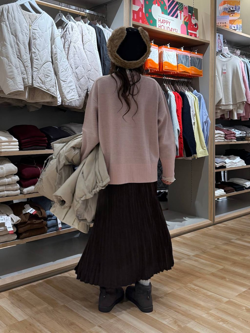 ベージュ系のダウンジャケット/コート、ホワイト系のTシャツ/カットソー、ブラウン系のスカートを着用したレディースの冬コーディネートの8枚目の写真