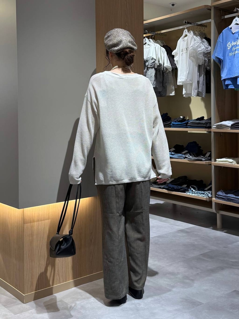 ブラック系のバレエシューズ、ブラック系のショルダーバッグ、ベージュ系のその他パンツを着用したレディースの夏コーディネートの4枚目の写真