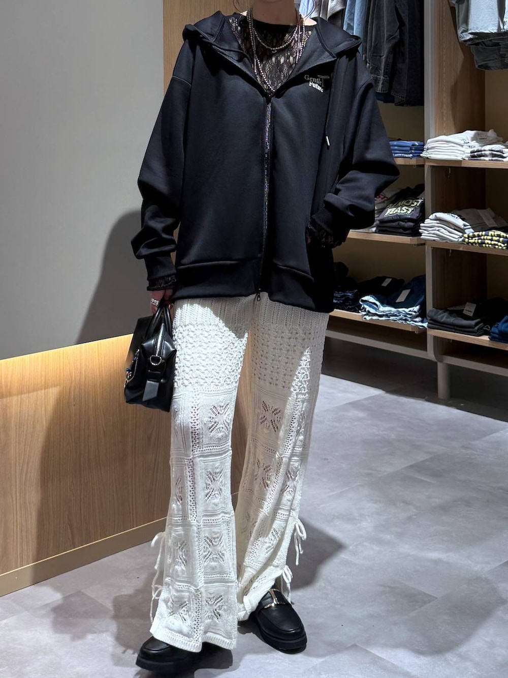 ブラック系のTシャツ/カットソー、ホワイト系のその他パンツ、ブラック系のボストンバッグを着用したレディースの春コーディネートの7枚目の写真