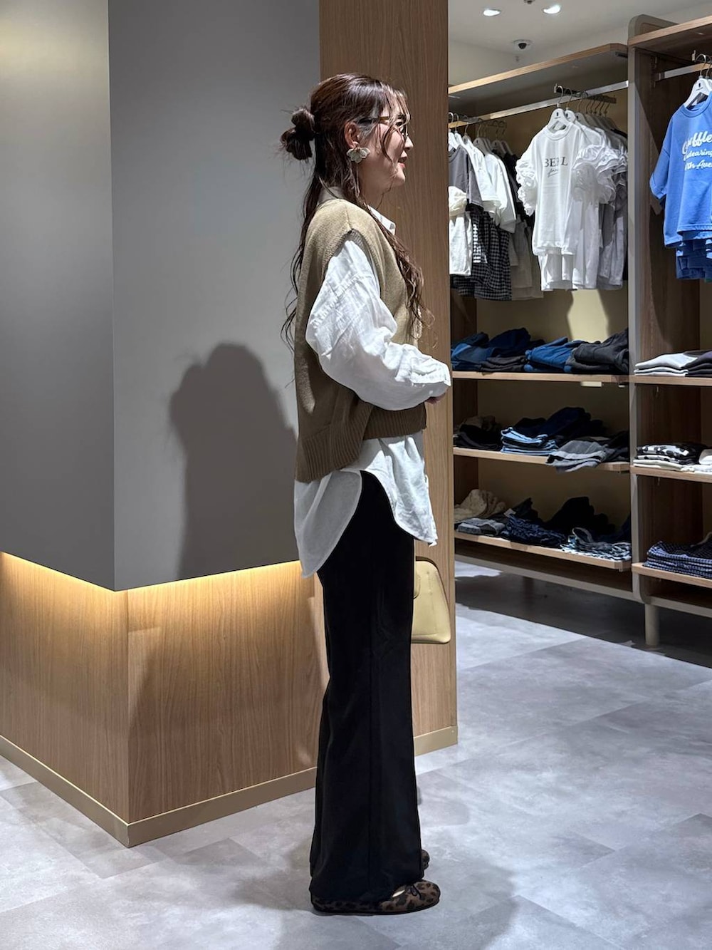 その他のバレエシューズ、イエロー系のショルダーバッグ、ホワイト系のシャツ/ブラウスを着用したレディースの春コーディネートの4枚目の写真