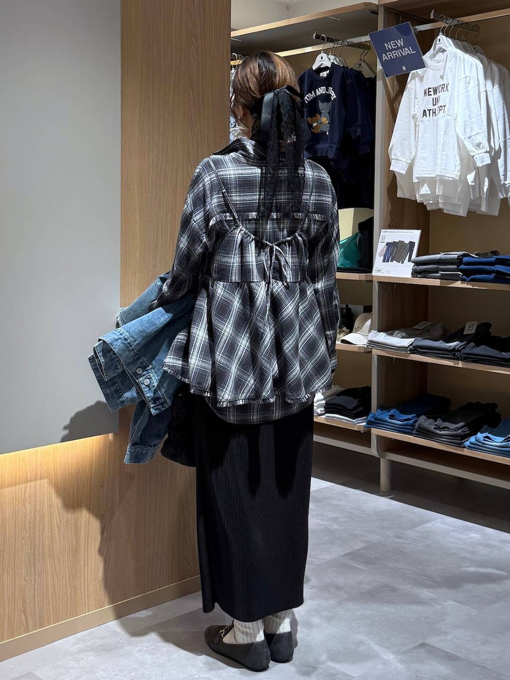 グレー系のローファー、ブルー系のデニムジャケット、ブラック系のシャツ/ブラウスを着用したレディースの冬コーディネートの8枚目の写真