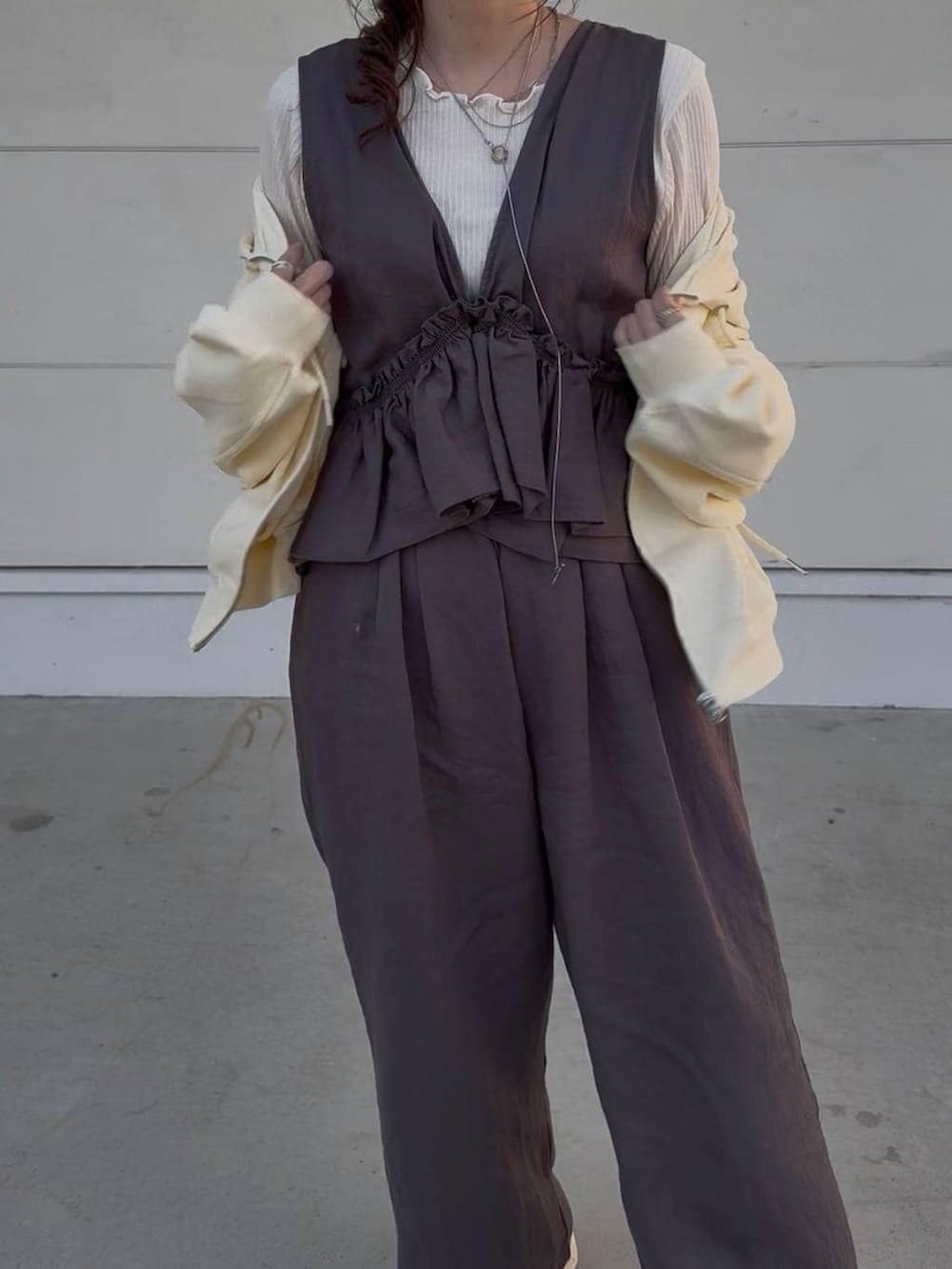 グレー系のサロペット/オーバーオール、イエロー系のパーカー、ホワイト系のTシャツ/カットソーを着用したレディースの春コーディネートの4枚目の写真