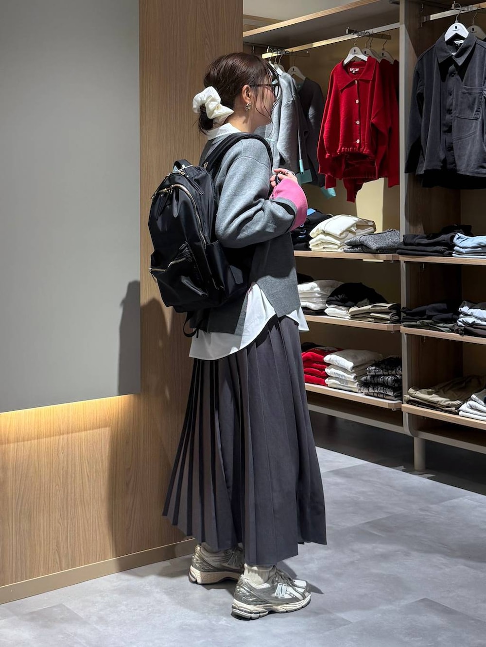 ホワイト系のシャツ/ブラウス、ブラック系のバックパック/リュック、グレー系のニット/セーターを着用したレディースの秋コーディネートの4枚目の写真