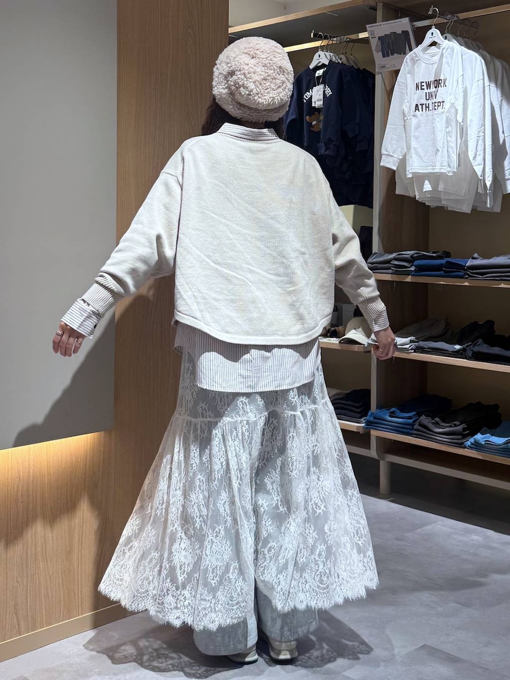 ブラック系のブルゾン、ベージュ系のニット/セーター、その他のシャツ/ブラウスを着用したレディースの春コーディネートの4枚目の写真