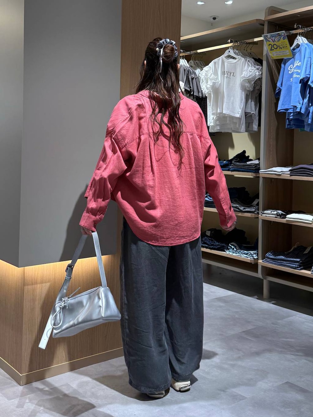 ピンク系のシャツ/ブラウス、ホワイト系のTシャツ/カットソー、シルバー系のショルダーバッグを着用したレディースの夏コーディネートの4枚目の写真