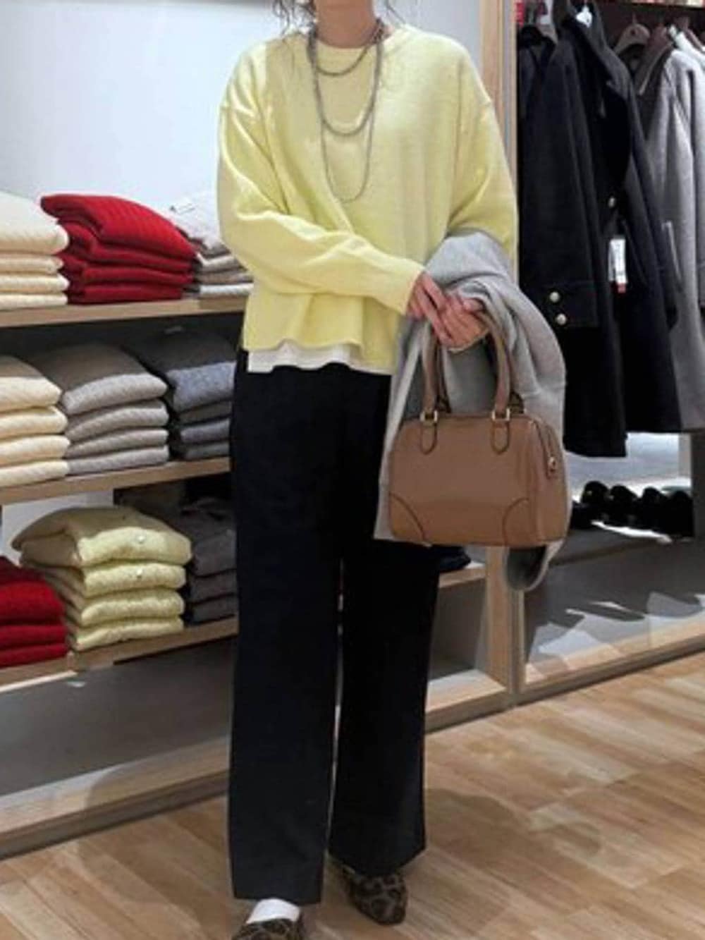 その他のパンプス、その他のチェスターコート、イエロー系のニット/セーターを着用したレディースの冬コーディネートの5枚目の写真