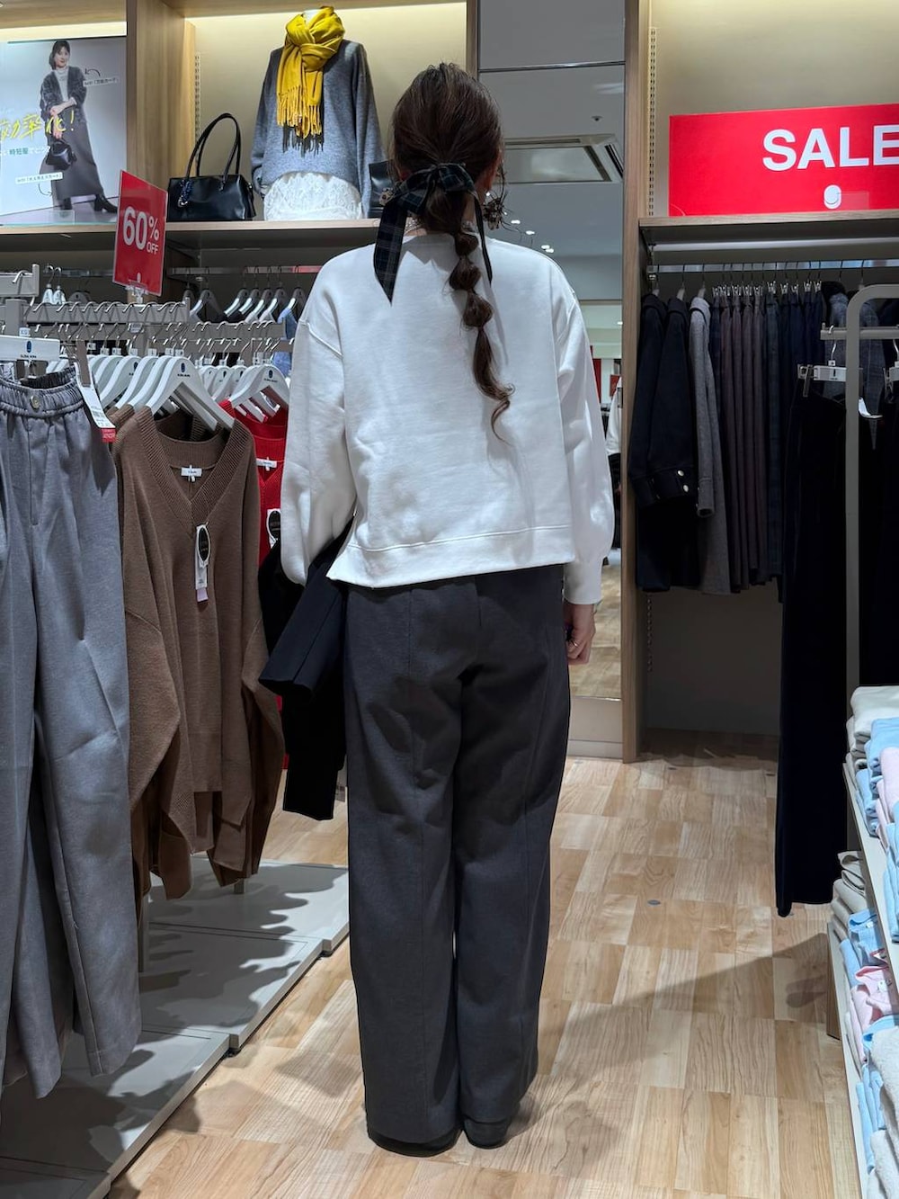 ブラック系のボストンバッグ、グレー系のその他パンツ、ホワイト系のスウェットを着用したレディースの春コーディネートの4枚目の写真