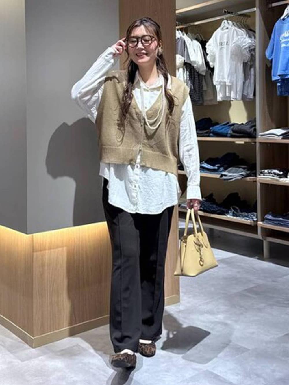 その他のバレエシューズ、イエロー系のショルダーバッグ、ホワイト系のシャツ/ブラウスを着用したレディースの春コーディネートの2枚目の写真