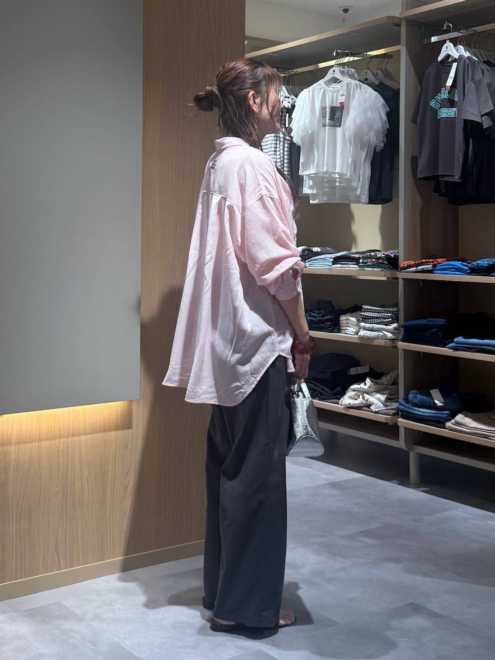 シルバー系のショルダーバッグ、グレー系のその他パンツ、ホワイト系のタンクトップを着用したレディースの夏コーディネートの6枚目の写真