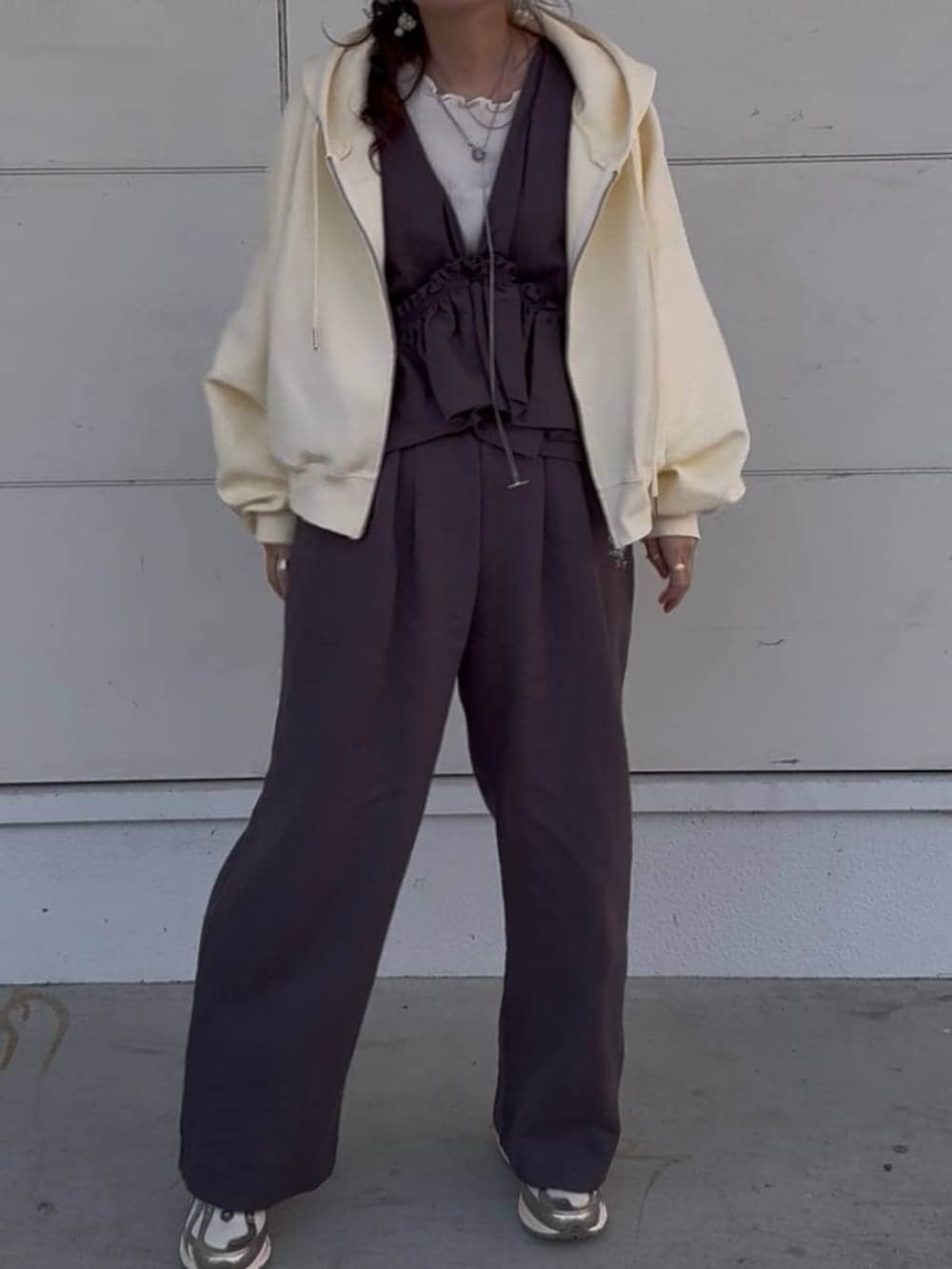 グレー系のサロペット/オーバーオール、イエロー系のパーカー、ホワイト系のTシャツ/カットソーを着用したレディースの春コーディネートの8枚目の写真