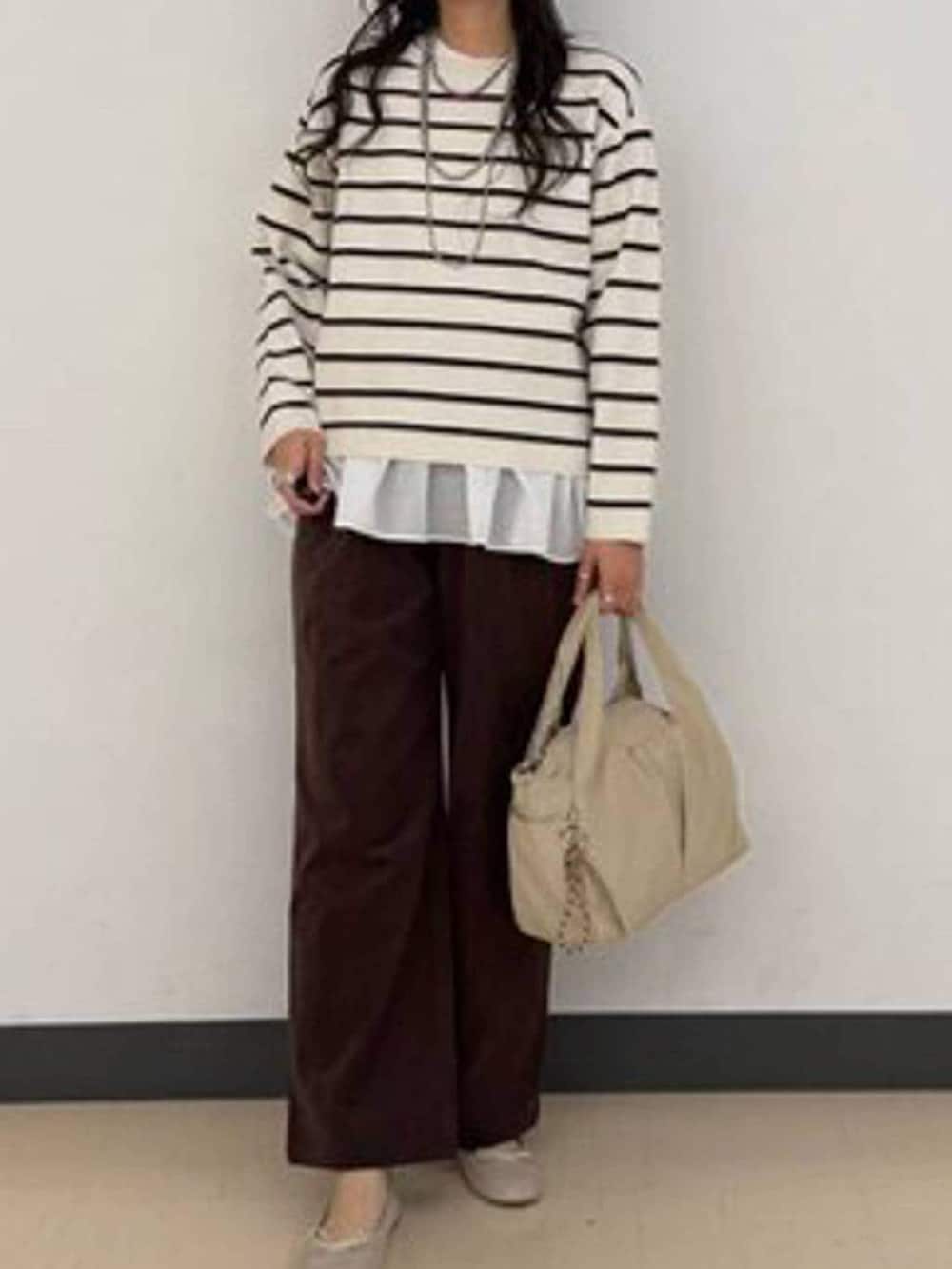 ホワイト系のバレエシューズ、ベージュ系のトートバッグ、ブラウン系のその他パンツを着用したレディースの冬コーディネートの6枚目の写真