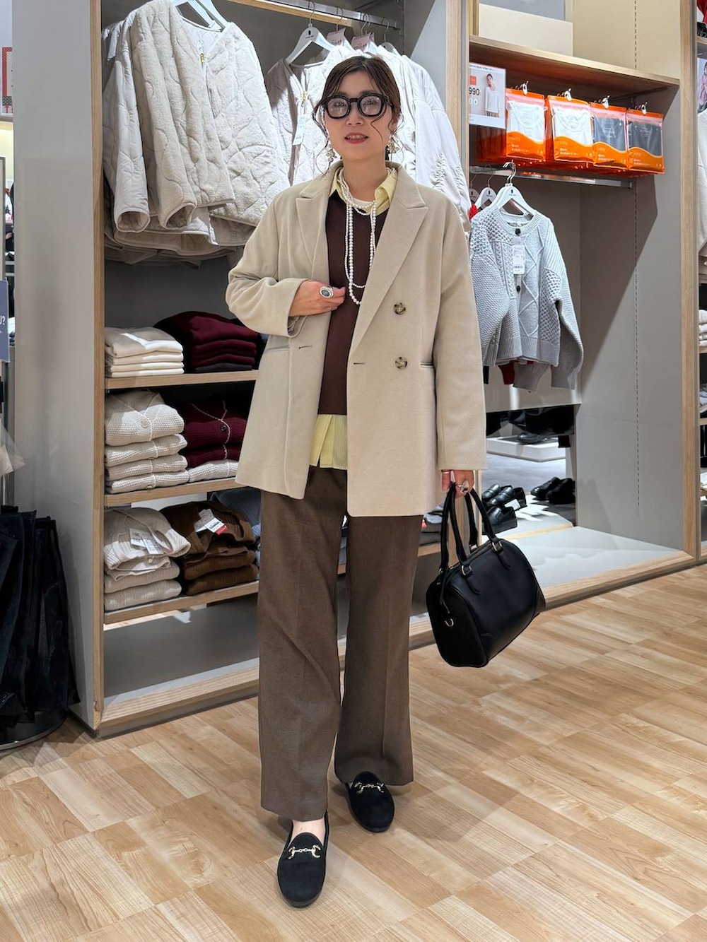 イエロー系のシャツ/ブラウス、ブラウン系のスウェット、ブラウン系のその他パンツを着用したレディースの春コーディネートの3枚目の写真