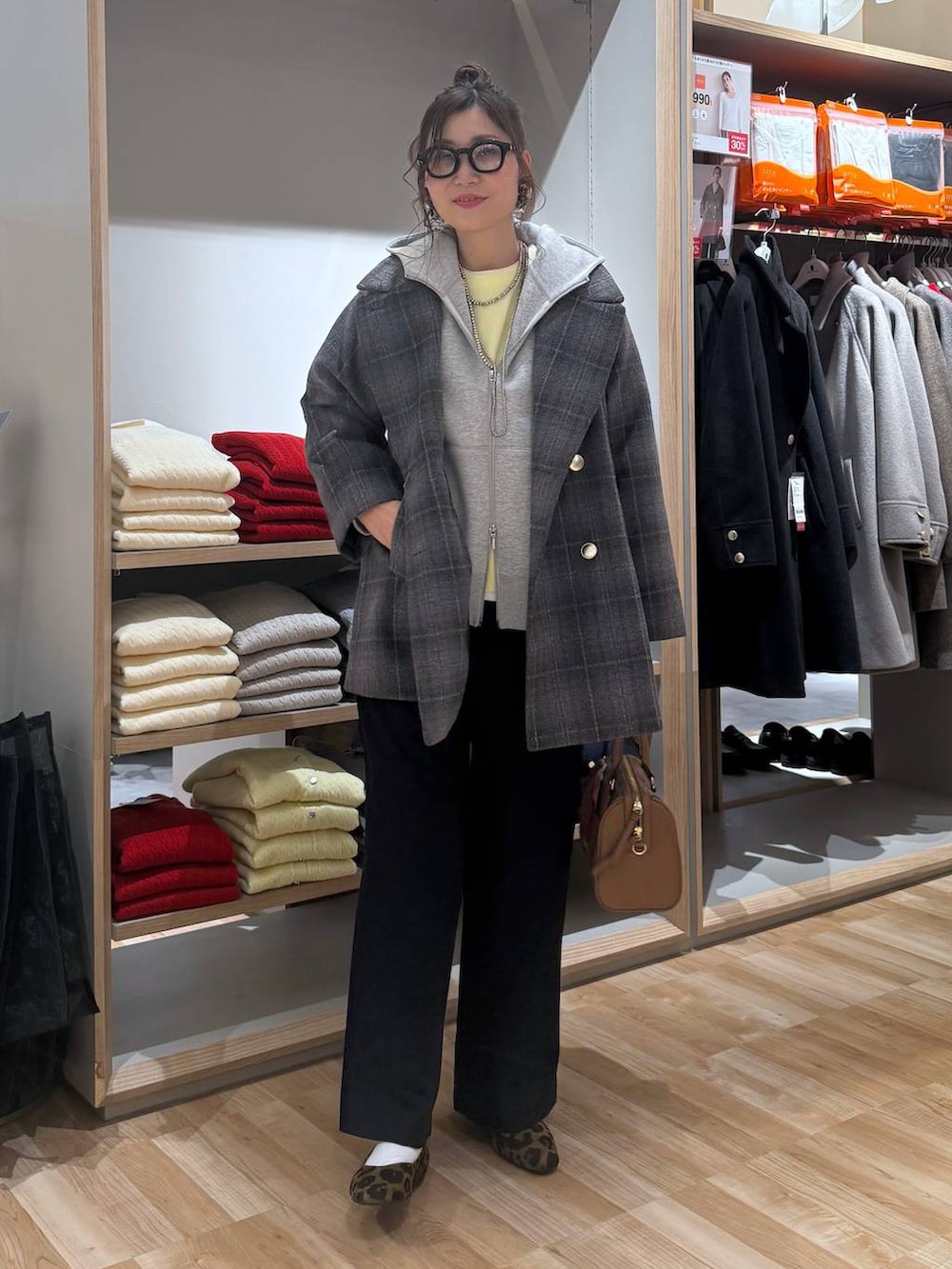 その他のパンプス、その他のチェスターコート、イエロー系のニット/セーターを着用したレディースの冬コーディネートの8枚目の写真