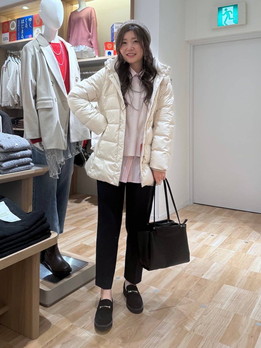 ベージュ系のダウンジャケット/コート、ピンク系のシャツ/ブラウス、ブルー系のその他パンツを着用したレディースの春コーディネートの6枚目の写真
