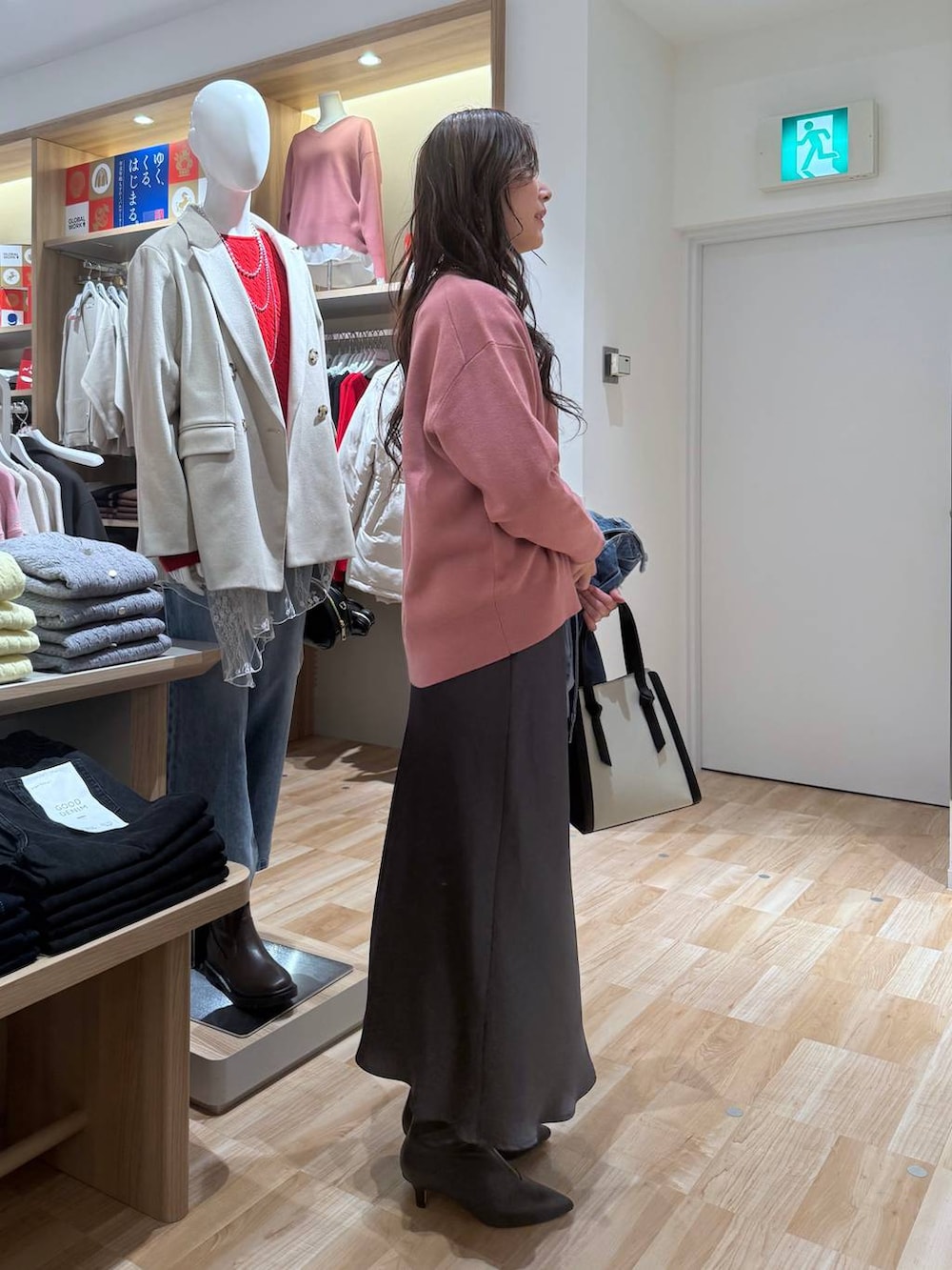 ホワイト系のショルダーバッグ、ピンク系のスウェット、ホワイト系のTシャツ/カットソーを着用したレディースの春コーディネートの8枚目の写真