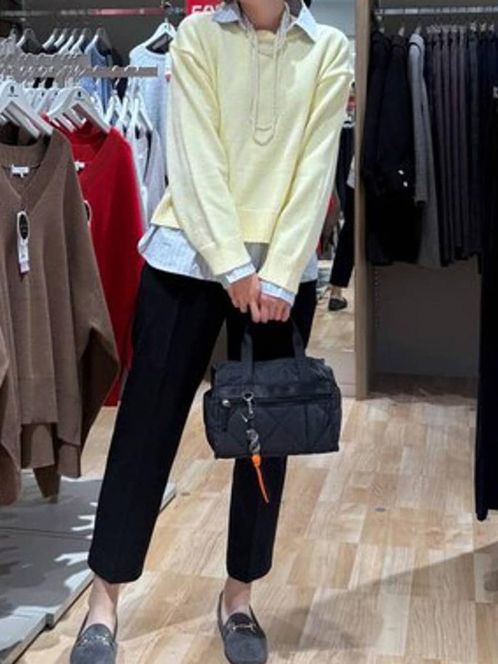 ブラック系のボストンバッグ、ブラック系のセットアップ、グレー系のローファーを着用したレディースの春コーディネートの6枚目の写真