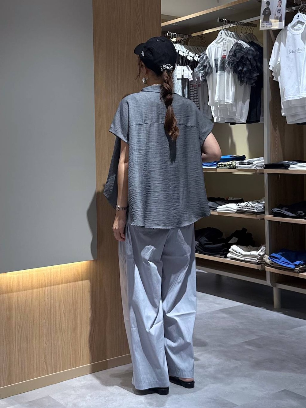 グレー系のその他パンツ、ホワイト系のタンクトップ、ブラック系のボディバッグ/ウエストポーチを着用したレディースの夏コーディネートの4枚目の写真