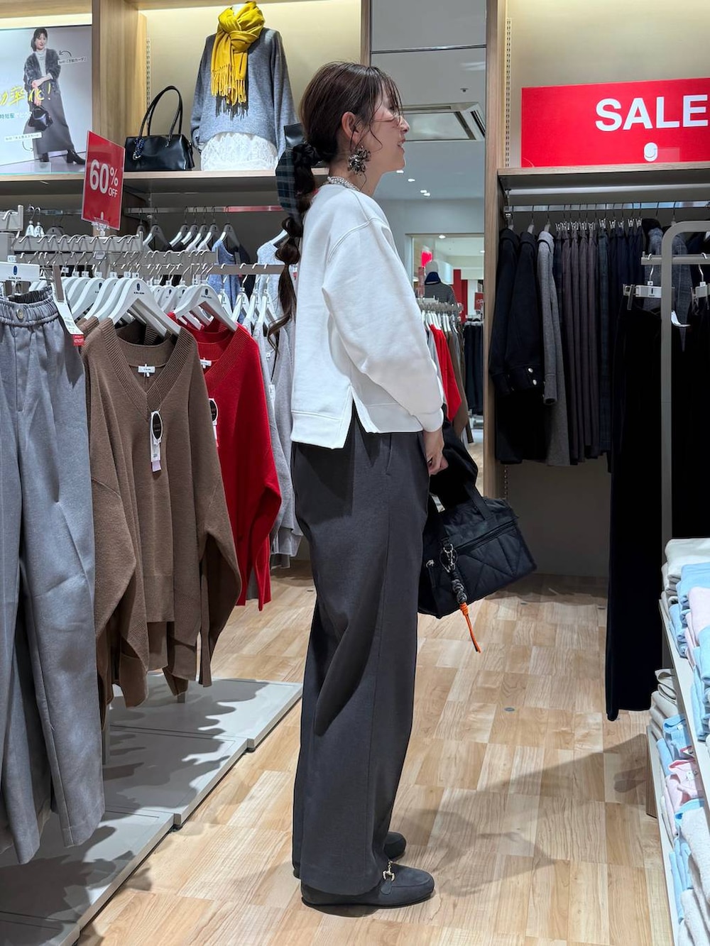 ブラック系のボストンバッグ、グレー系のその他パンツ、ホワイト系のスウェットを着用したレディースの春コーディネートの3枚目の写真