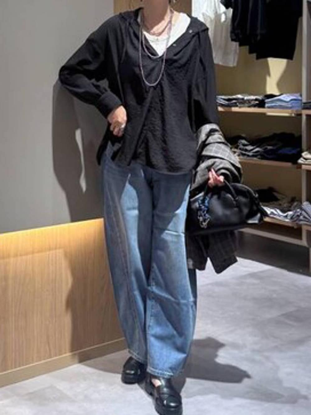 ブルー系のデニムパンツ、グレー系のテーラードジャケット、ホワイト系のタンクトップを着用したレディースの夏コーディネートの5枚目の写真