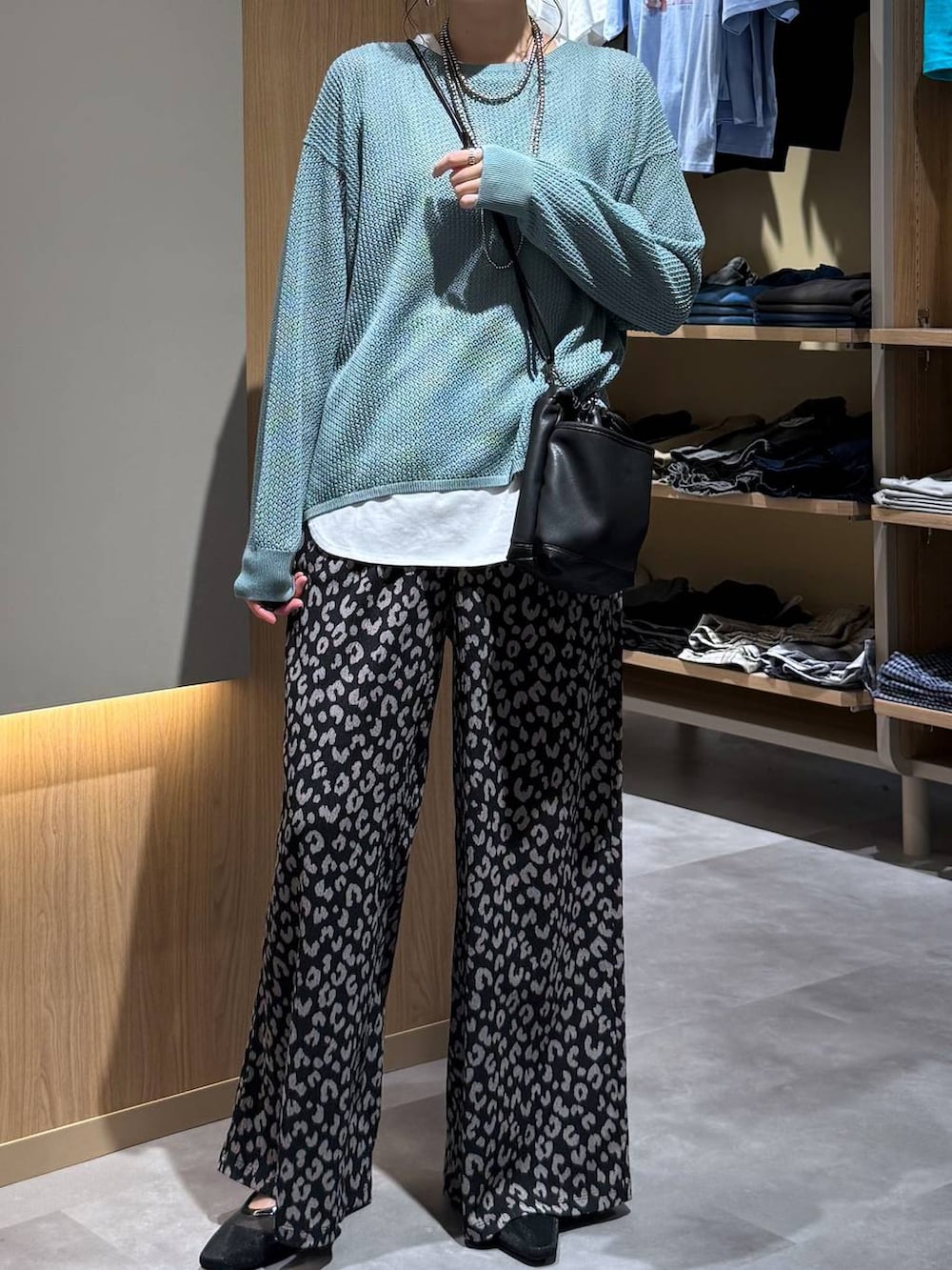 その他のその他パンツ、その他のタンクトップ、ブルー系のニット/セーターを着用したレディースの春コーディネートの6枚目の写真