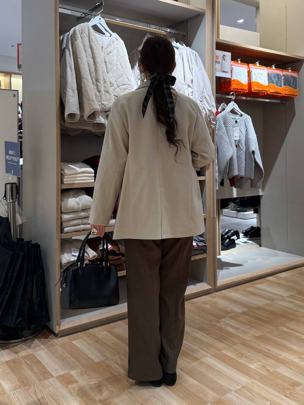 イエロー系のシャツ/ブラウス、ブラウン系のスウェット、ブラウン系のその他パンツを着用したレディースの春コーディネートの5枚目の写真