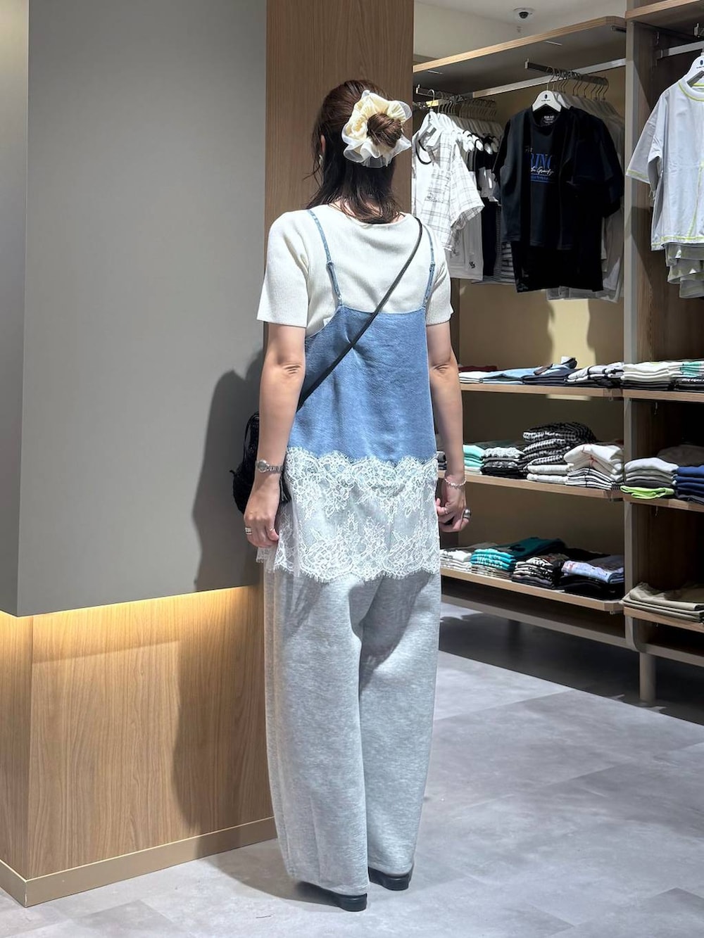 グレー系のその他パンツ、ホワイト系のニット/セーター、ブルー系のキャミソールを着用したレディースの夏コーディネートの5枚目の写真