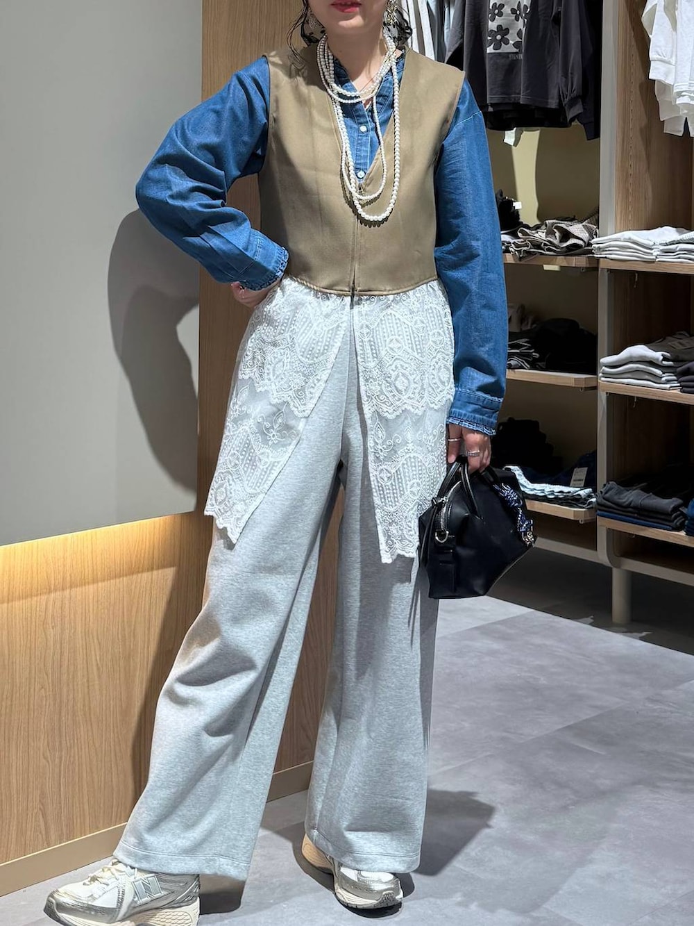 グレー系のスウェットパンツ、ブラウン系のその他アウター、ブルー系のシャツ/ブラウスを着用したレディースの春コーディネートの5枚目の写真