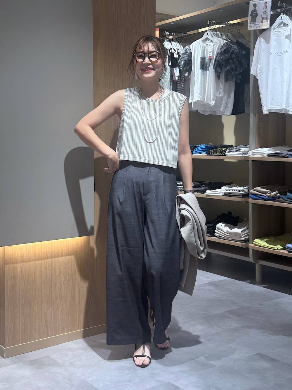 ベージュ系のテーラードジャケット、ブラック系のその他パンツ、ホワイト系のTシャツ/カットソーを着用したレディースの夏コーディネートの6枚目の写真
