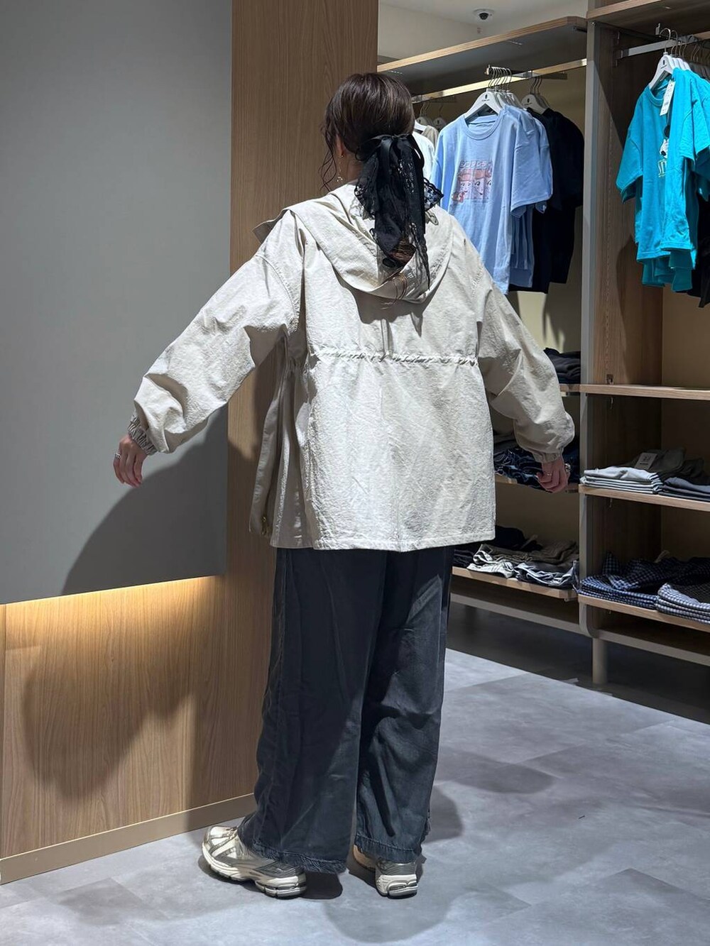 ベージュ系のパーカー、ブラック系のデニムパンツ、ホワイト系のシャツ/ブラウスを着用したレディースの春コーディネートの8枚目の写真