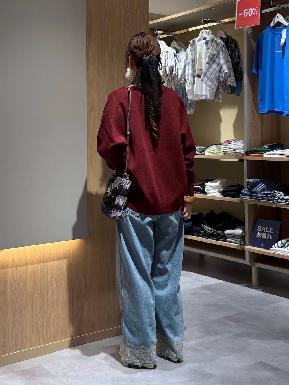 ベージュ系のTシャツ/カットソー、レッド系のカーディガン/ボレロ、グレー系のショルダーバッグを着用したレディースの秋コーディネートの4枚目の写真
